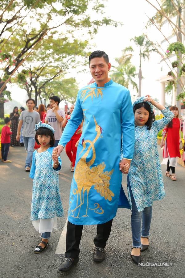 Bình Minh đưa vợ con đi dạo đường hoa, chụp ảnh Tết - ảnh 6