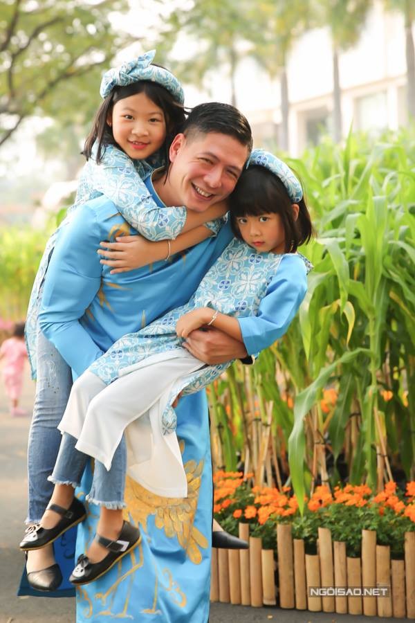 Bình Minh đưa vợ con đi dạo đường hoa, chụp ảnh Tết - ảnh 7