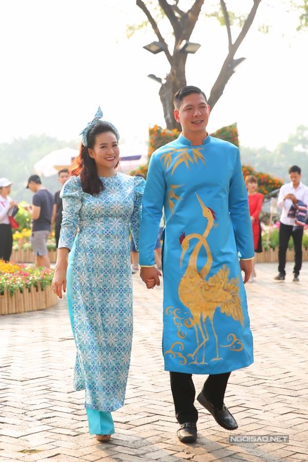 Bình Minh đưa vợ con đi dạo đường hoa, chụp ảnh Tết - ảnh 9