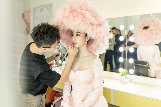 Vì đâu Angela Phương Trinh đội mũ như cái nồi, lấn át dàn sao Việt? - ảnh 1
