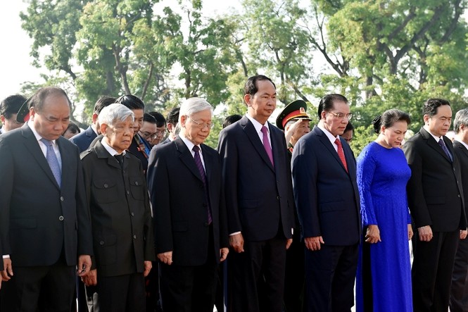 Lãnh đạo Đảng, Nhà nước vào Lăng viếng Chủ tịch Hồ Chí Minh - ảnh 1