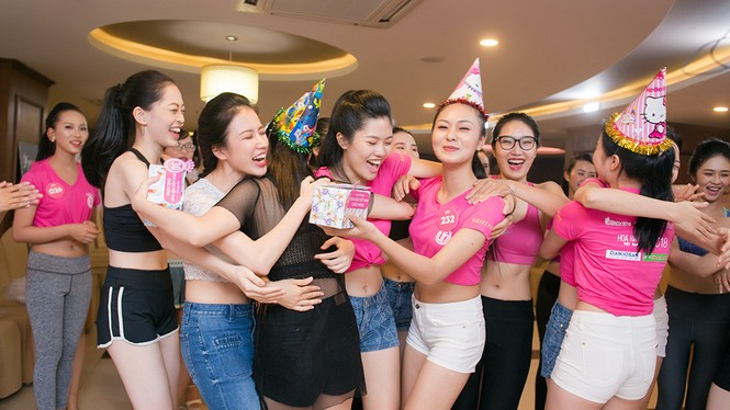 Tâm sự xúc động sau tiệc sinh nhật bất ngờ dành cho thí sinh HHVN - ảnh 2