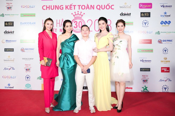 Đỗ Mỹ Linh diện đầm đỏ trễ nải quyến rũ ở đêm thời trang HHVN thứ 2 - ảnh 7