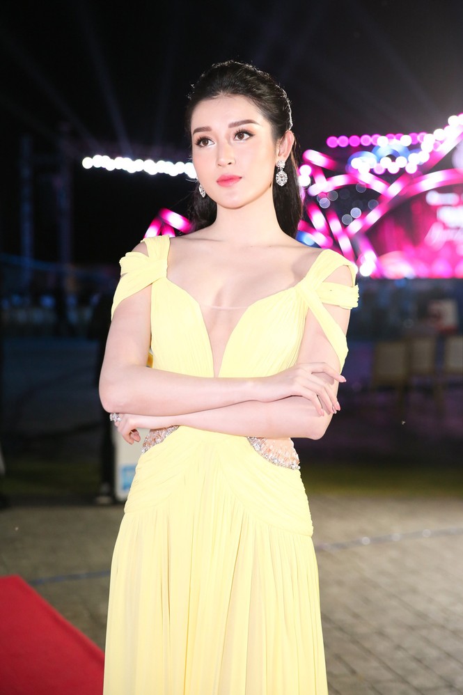 Đỗ Mỹ Linh diện đầm đỏ trễ nải quyến rũ ở đêm thời trang HHVN thứ 2 - ảnh 5