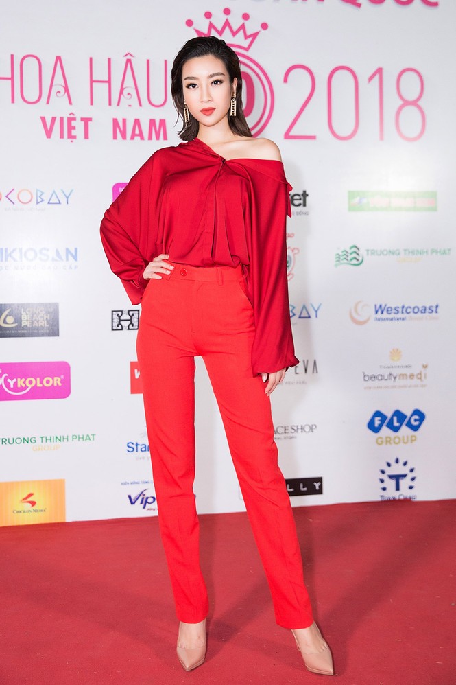 Đỗ Mỹ Linh diện đầm đỏ trễ nải quyến rũ ở đêm thời trang HHVN thứ 2 - ảnh 1