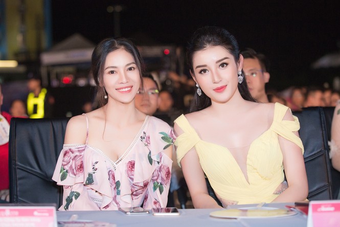 Đỗ Mỹ Linh diện đầm đỏ trễ nải quyến rũ ở đêm thời trang HHVN thứ 2 - ảnh 11
