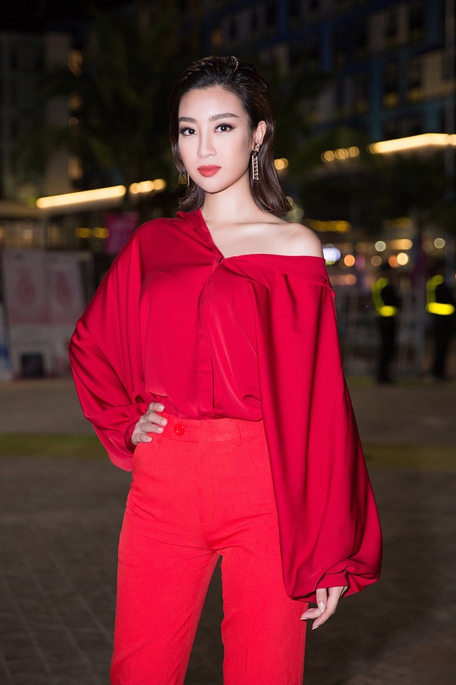 Đỗ Mỹ Linh diện đầm đỏ trễ nải quyến rũ ở đêm thời trang HHVN thứ 2 - ảnh 2