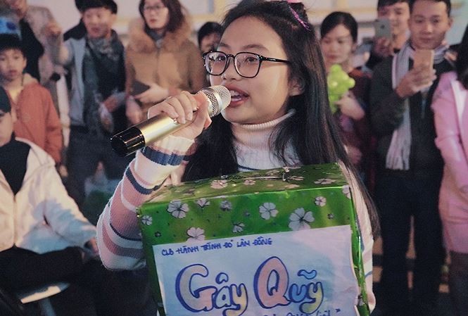 Showbiz 3/1: Hoà Minzy bị ‘ném đá’ vì thái độ chảnh chọe với fan - ảnh 2