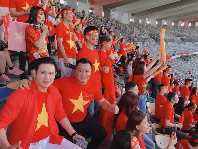 Tài tử Lý Hùng chia sẻ ảnh có mặt ở UAE cổ vũ tuyển Việt Nam - ảnh 1