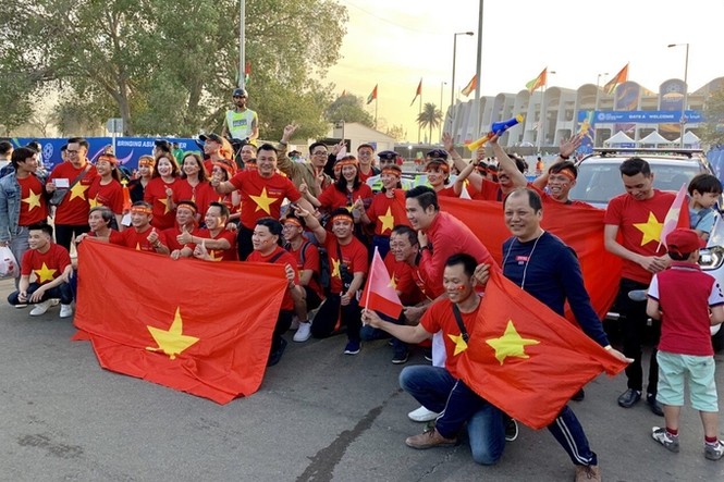 Tài tử Lý Hùng chia sẻ ảnh có mặt ở UAE cổ vũ tuyển Việt Nam - ảnh 3