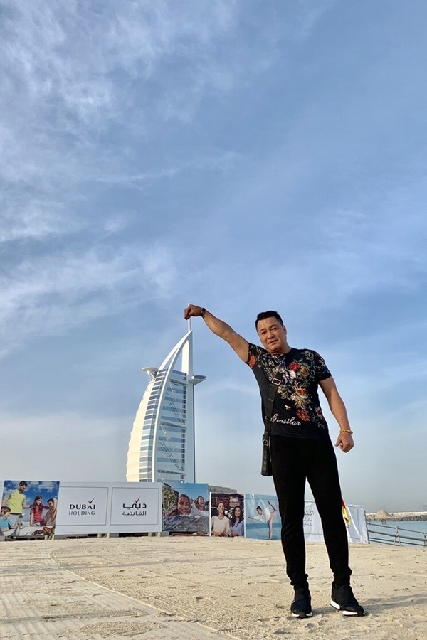 Tài tử Lý Hùng chia sẻ ảnh có mặt ở UAE cổ vũ tuyển Việt Nam - ảnh 7