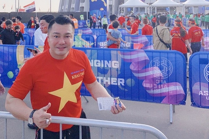 Tài tử Lý Hùng chia sẻ ảnh có mặt ở UAE cổ vũ tuyển Việt Nam - ảnh 2