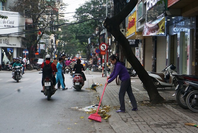 Rác ùn ứ chất đống ở nhiều tuyến phố Hà Nội - ảnh 12
