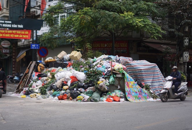 Rác ùn ứ chất đống ở nhiều tuyến phố Hà Nội - ảnh 4