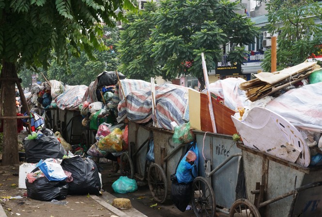Rác ùn ứ chất đống ở nhiều tuyến phố Hà Nội - ảnh 5