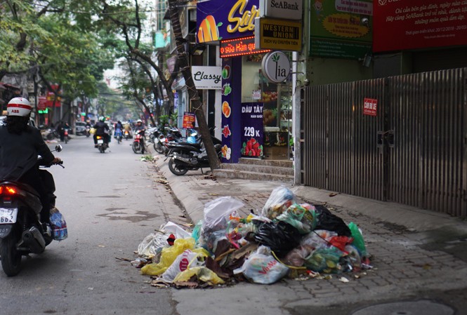 Rác ùn ứ chất đống ở nhiều tuyến phố Hà Nội - ảnh 7