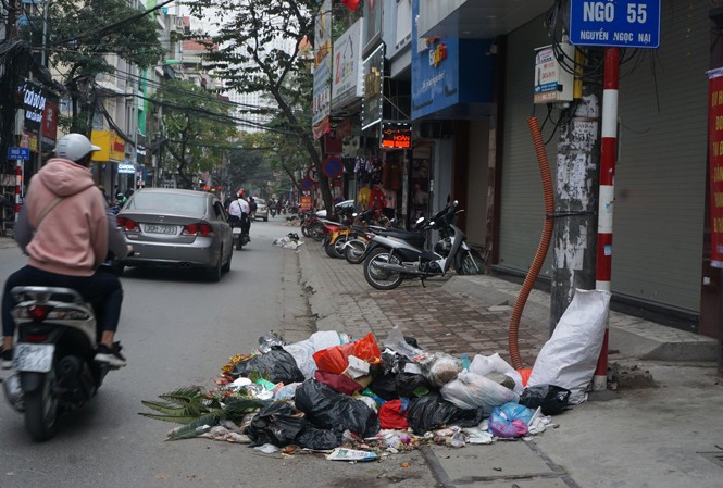 Rác ùn ứ chất đống ở nhiều tuyến phố Hà Nội - ảnh 8