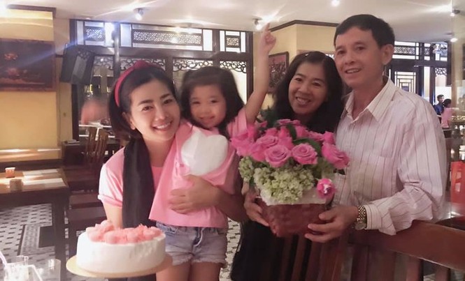 Showbiz 15/1: Nghi vấn Lê Hiếu và bà xã bị 'bác sĩ bảo cưới' - ảnh 1