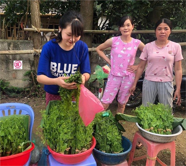 Cô bé bán rau rừng 'duyên ơi là duyên' khiến dân mạng phát sốt - ảnh 1