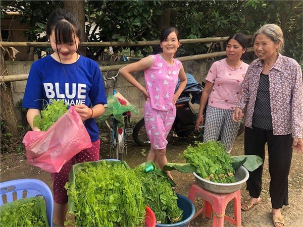 Cô bé bán rau rừng 'duyên ơi là duyên' khiến dân mạng phát sốt - ảnh 2