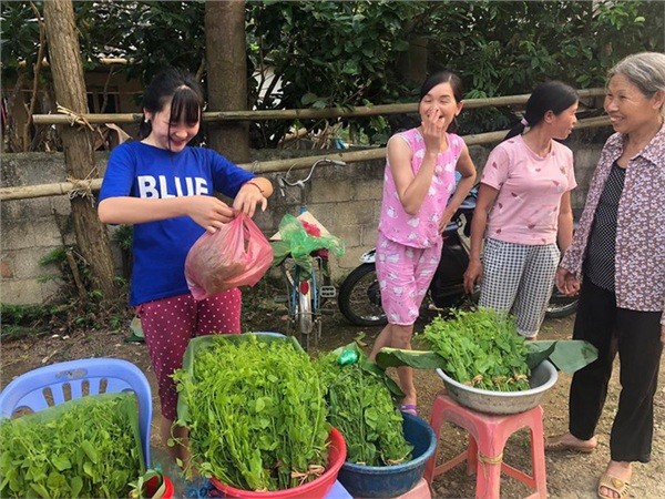 Cô bé bán rau rừng 'duyên ơi là duyên' khiến dân mạng phát sốt - ảnh 3