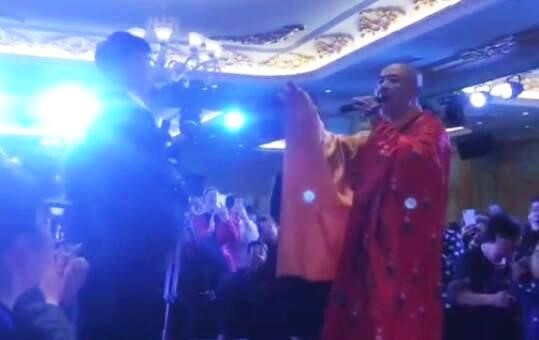 'Đường Tăng' Từ Thiếu Hoa mặc áo cà sa diễn tụ điểm bình dân ở tuổi 61 - ảnh 1