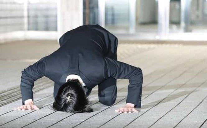 Ca sĩ Nhật Bản quỳ gối, cúi rạp đầu xin lỗi người hâm mộ - ảnh 1