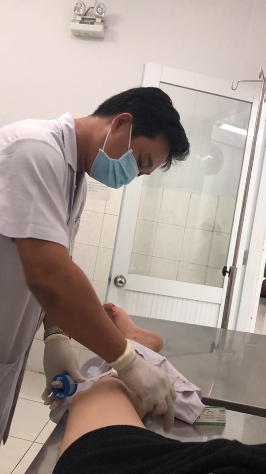 Diễn viên hài Anh Đức bị tai nạn khi cửa kính vỡ, nhập viện trong đêm - ảnh 2
