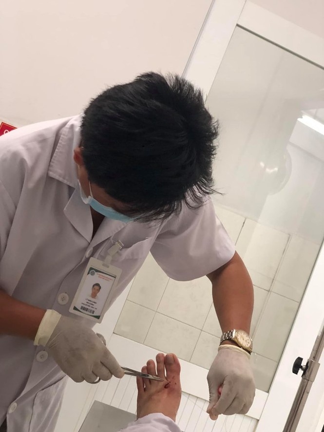 Diễn viên hài Anh Đức bị tai nạn khi cửa kính vỡ, nhập viện trong đêm - ảnh 3