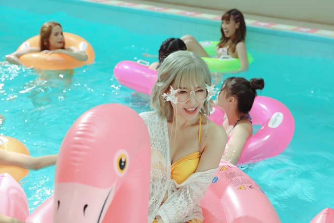 Hari Won diện bikini khoe vòng 1 ‘cực nóng’ nhưng lộ bụng ngấn mỡ - ảnh 4