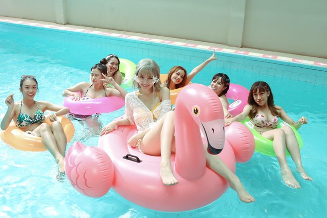 Hari Won diện bikini khoe vòng 1 ‘cực nóng’ nhưng lộ bụng ngấn mỡ - ảnh 1