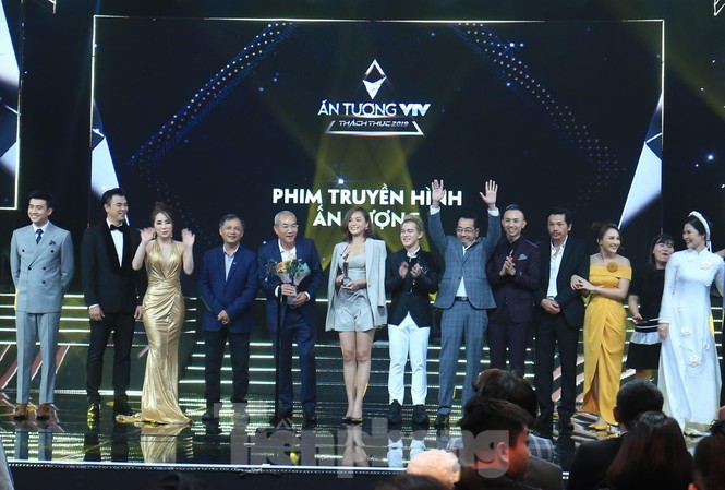 Showbiz 8/9: H’Hen Niê lên tiếng về sự cố suýt lộ ngực trên sân khấu - ảnh 3
