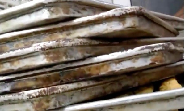 Cảnh kinh dị trong xưởng làm bánh trung thu ở Trung Quốc - ảnh 1
