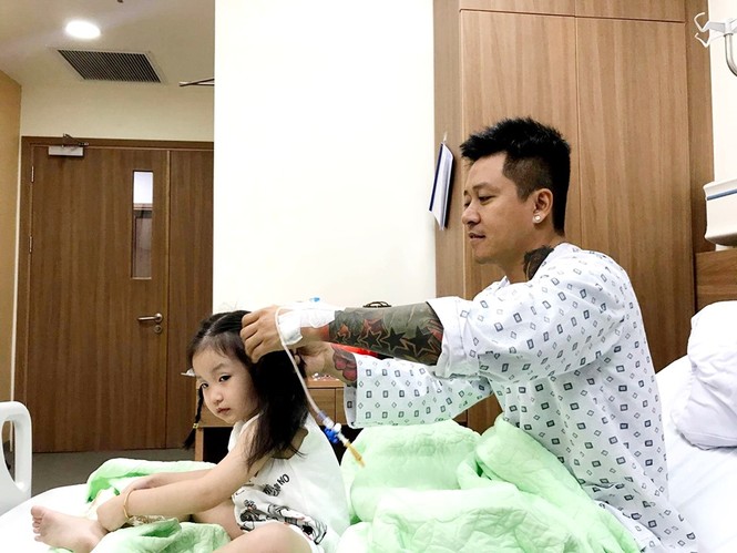 Showbiz 11/10: Cựu vương Malaysia phủ nhận bỏ rơi vợ hoa hậu Moscow - ảnh 2