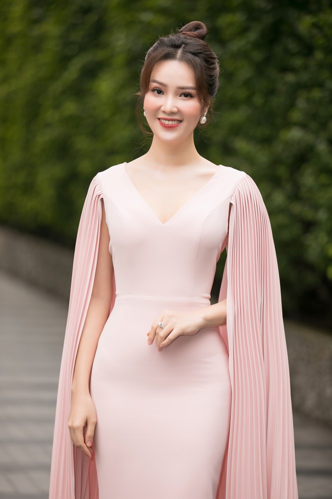 Á hậu Thuỵ Vân diện đầm ôm sát, khoe đường cong quyến rũ đi chấm Sơ khảo Hoa hậu - ảnh 3