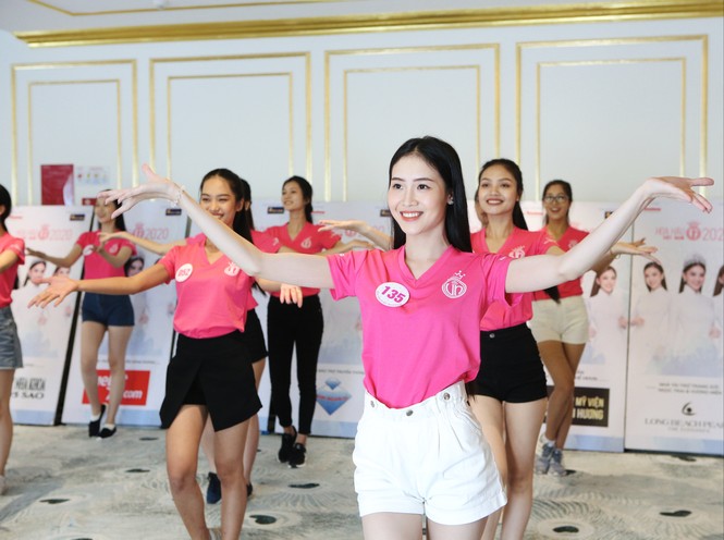 Dàn thí sinh Hoa hậu Việt Nam 2020 thả dáng trên sàn tập với những vũ điệu quyến rũ - ảnh 6
