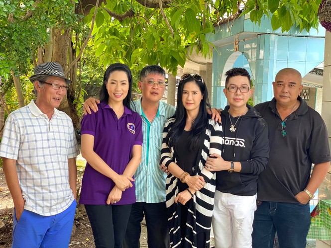 Bạn gái cũ cùng nhiều nghệ sĩ viếng mộ tài tử Lê Công Tuấn Anh nhân 24 năm ngày mất - ảnh 1