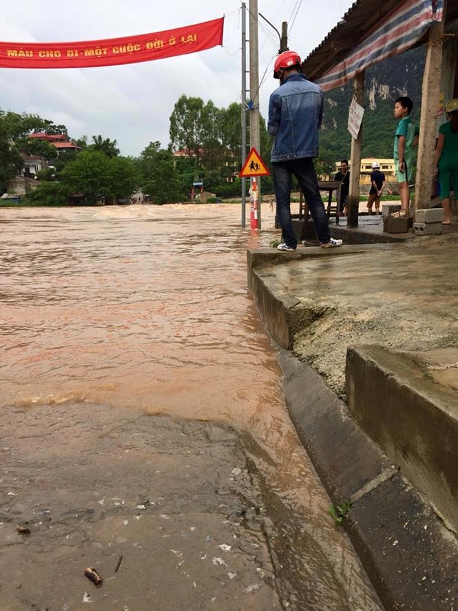 Cầu Na Sẩm ở Lạng Sơn bị lũ nhấn chìm, giao thông chia cắt - ảnh 1