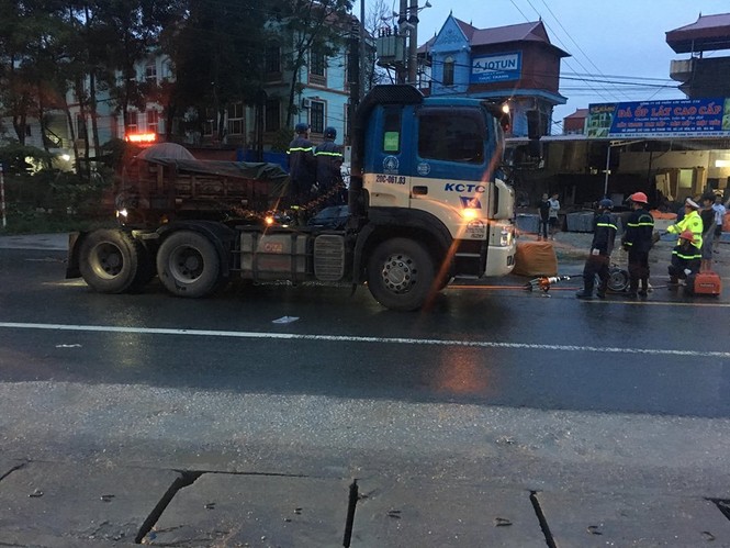 Xe khách va chạm với container, 2 người thương vong - ảnh 1