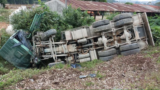 đâm vào tàu hỏa, bị thương - ảnh 1