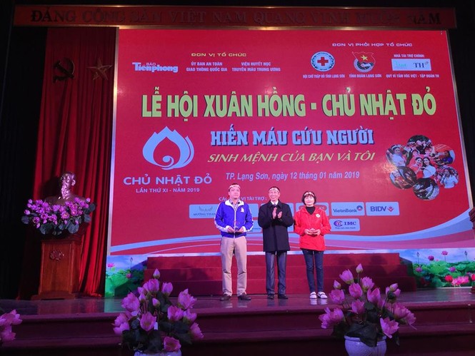 chủ nhật đỏ - ảnh 2
