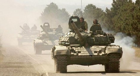 Đoàn xe tăng của lực lượng NATO đang tiến hành nhiệm vụ