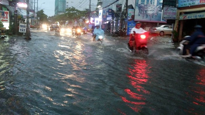Sau mưa lớn, TPHCM lại chìm trong biển nước - ảnh 2