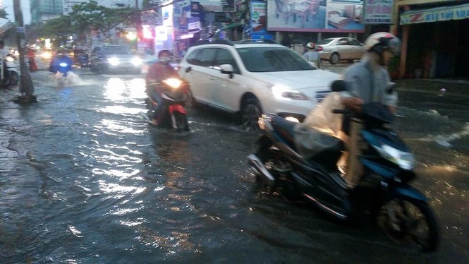 Sau mưa lớn, TPHCM lại chìm trong biển nước - ảnh 3