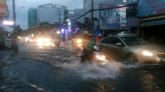 Sau mưa lớn, TPHCM lại chìm trong biển nước - ảnh 4