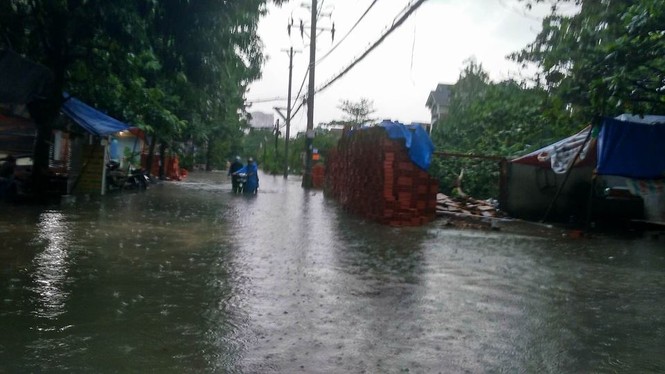 Sau mưa lớn, TPHCM lại chìm trong biển nước - ảnh 6