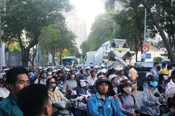 Xe biển đỏ cán chết người ở trung tâm Sài Gòn - ảnh 1