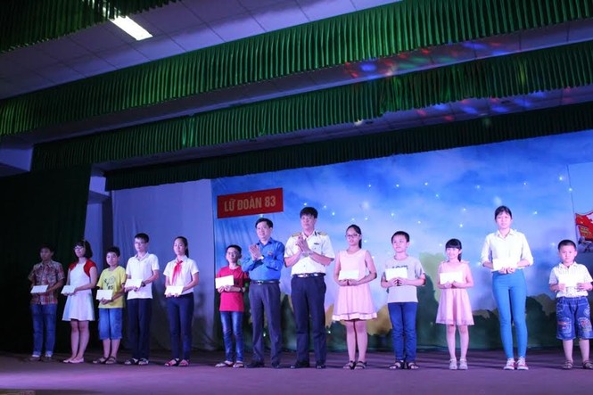 T.Ư Đoàn tặng 550 suất quà cho con em cán bộ, chiến sĩ Trường Sa - ảnh 1