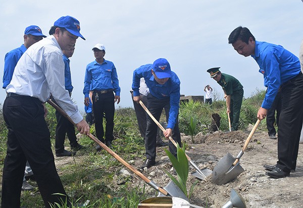 Khánh thành Cột cờ Tổ quốc đảo Hòn La - ảnh 1