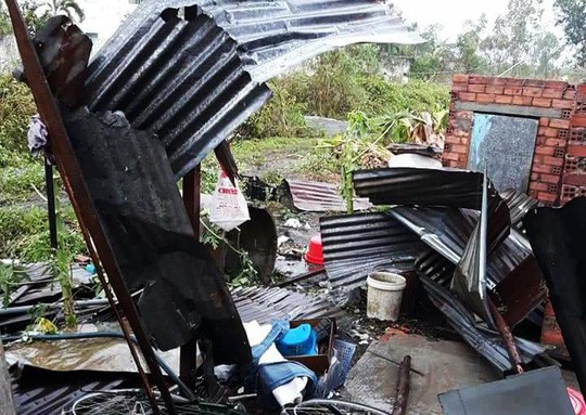 Mưa đá trút xuống Xuân Lộc, nhiều nhà dân hư hại - ảnh 1